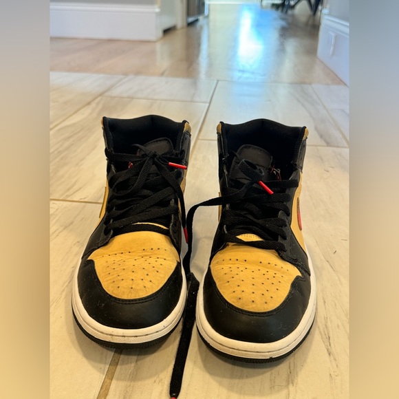 Air Jordan 1 Tartan Swoosh - Mid like new.im willing to trade - Picture 2 of 4